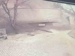 Boş Araziye Uçan Yardım Tırı Kazası Güvenlik Kamerasına Yansıdı