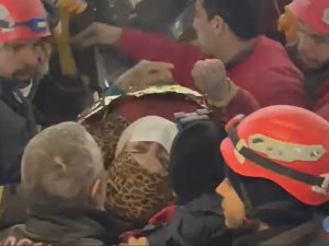 Depremde Umutlar Tükenmedi, Baba İle Kızı Enkazdan 209 Saat Sonra Sağ Çıkarıldı