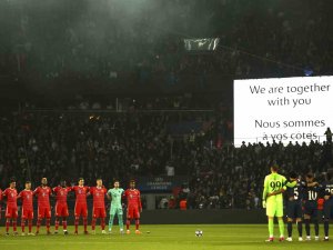 Şampiyonlar Ligi’nde Depremde Hayatını Kaybedenler İçin Saygı Duruşu