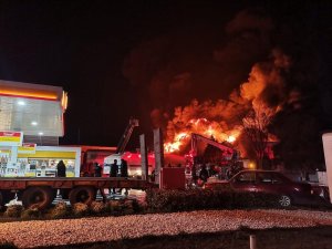 İ̇zmir’de Lastik Bayisinde Çıkan Yangın Söndürüldü