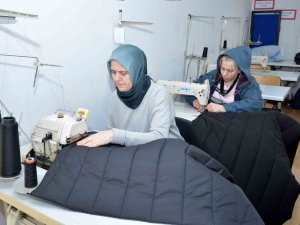 Erenler Halk Eğitimi Merkezi, Depremzedeleri Uyku Tulumlarıyla Soğuktan Koruyacak