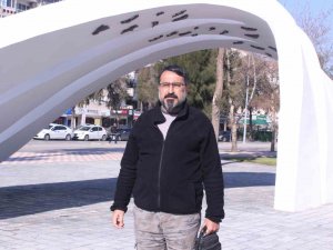 Depremzede Baba Yüreklere Umut Olmak İçin Yollara Düştü