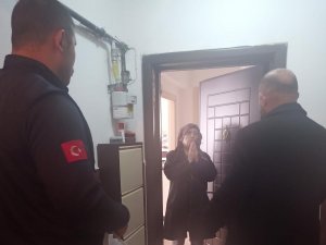 Belediye Ekipleri Evlere Yerleşen Depremzede Ailelerin İhtiyaçlarını Belirliyor