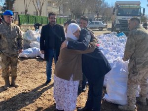 Siirt’te Depremzedeler İçin Odun İstifleyen 68 Yaşındaki Kamile Nine Duygulandırdı
