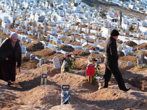 Depremde Ölenlerin Mezarlığında Yürek Yakan Manzaralar