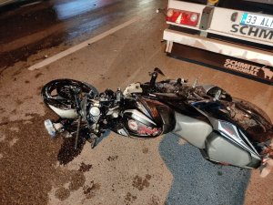 Otomobil İle Çarpışan Motosikletin Sürücüsü Yaralandı
