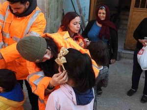 Gönüllülerden Depremzede Çocuklara Sıcak Dokunuş
