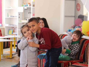 Depremzedelerin Yaralarını Eskişehir Öğretmen Evi’nde Sarıyor