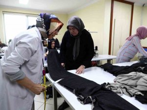 Bağcılar’da Depremzedeler İçin Uyku Tulumları Dikiliyor