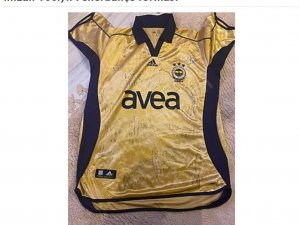 Taraftarlar Depremzedeler İçin Futbolcu İmzalı Formalarını Satışa Çıkardı