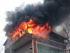 Samsun’da Apartmanın Çatı Katı Alev Alev Yandı