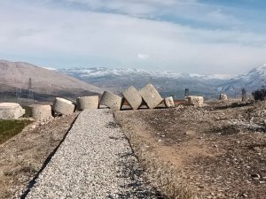 Deprem, Tonlarca Ağırlıktaki ‘Tokalaşma’ Sütunlarını Yıktı