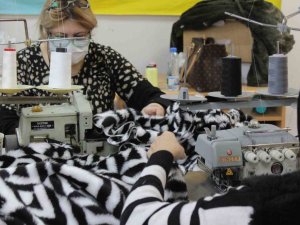Dikiş Makineleri Depremzedeler İçin Çalıştırılıyor