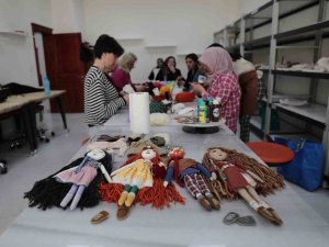 Kursiyerler Depremzede Çocuklar İçin Bez Bebek Yapıyor