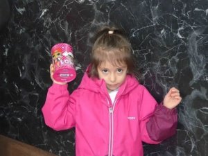 Simavlı 5 Yaşındaki Minik Elif İ̇kra, Kumbarasındaki Harçlıklarını Depremzedelere Bağışladı