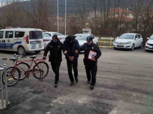 Oto Teyp Hırsızı Parmak İzinden Yakalandı