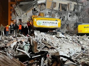 Kayapınar İ̇lçe Belediyesi Ekipleri Deprem Bölgesinden 19 Kişiyi Canlı Çıkardı