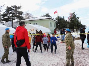 Komandolar İle Depremzede Çocukların Kıran Kırana Voleybol Maçı