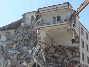 İ̇slahiye’de Ağır Hasarlı Binaların Yıkımına Başlandı