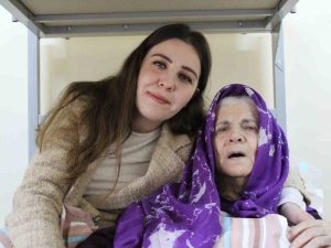 Asrın Felaketinden Kurtulan Bedriye Teyze Ve Gönüllüler ’Anne-kız’ Gibi Oldular