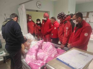 Genç Anne 7 Aylık Bebeğini 4 Gün Enkaz Altında Emzirdi, 5’inci Gün Tükürükle, O Da Kalmayınca Kolunu Kesip Kendi Kanıyla Besledi