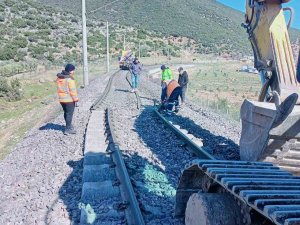 Tcdd Deprem Bölgesinde Hasar Gören Tren Raylarını Onarım Çalışmalarını Tamamlıyor
