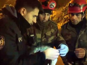 Azerbaycanlı Ekipler Enkazda Buldukları Ziynet Eşyalarını Polis Teslim Etti