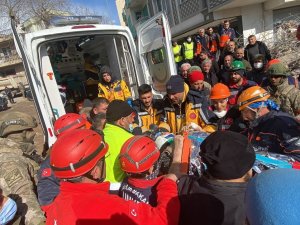Cemile Teyze 227. Saatte Enkazdan Sağ Çıkarıldı