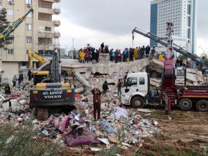 Deprem Soruşturmasında Gözaltı Kararı Verilen 14 Kişiden 3’ü Enkaz Altında Kalarak Öldü