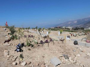 Depremde Hayatını Kaybedenlere Son Görev Hakkıyla Yapılıyor