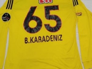 Batuhan Karadeniz’den Depremzedelere Eskişehirspor Formalı Destek