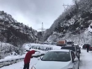 Artvin’de Kar Yağışı Karayolunda Ulaşımın Aksamasına Neden Oldu