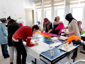 Afetzedeler İçin Uyku Tulumu Üretiyorlar