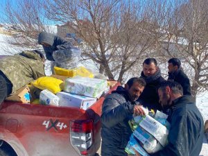 Deprem Bölgesindeki Uzak Köylere Yardım Ulaştırıyorlar