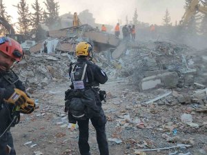 Abd’den Adıyaman’a Gelen 160 Kişilik Ekip Enkazdan Vatandaşları Kurtarmak İçin Mücadele Veriyor