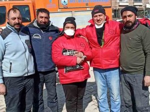 Erzurum Büyükşehir’in Ekibi Erakut Enkazda Bulduğu Parayı Sahibine Teslim Etti