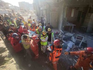 Hatay’da Bir Kadın Ve İki Çocuk 228. Saatte Sağ Olarak Kurtarıldı