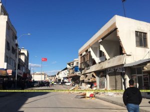 Depremde Hasar Alan 2 Katlı Binanın Ön Yüzü Böyle Yıkıldı