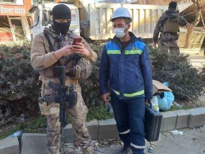 Enkazda Buldukları Para Dolu Çantayı Polise Teslim Ettiler
