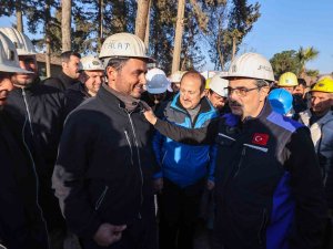 Bakan Dönmez, Kırıkhan’da Arama Kurtarma Faaliyetlerine Destek Veren Madencileri Ziyaret Etti