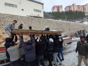 Hayırseverlerin Yaptığı Ahşap Konteyner Evler Deprem Bölgesine Doğru Yola Çıktı