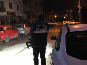 Evinin Önünde Silahla Vuruldu