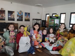 Simav’da Ortaokul Öğrencilerinden Depremzede Çocuklara Oyuncak