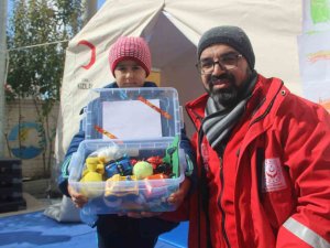 Kendi Oyuncaklarını Yazdıkları Notlarla Depremzede Çocuklara Gönderiyorlar