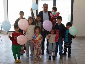 Başkan Kaplan Depremzede Çocuklara Moral Oldu