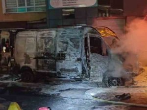 Küçükçekmece’de Park Halindeki Araç Alev Topuna Döndü