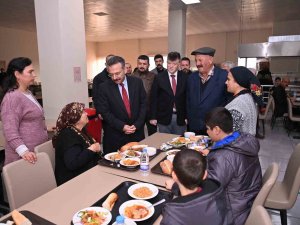 Vali Aksoy, Depremzede Aileler İle Görüştü