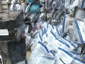 Enkazlardan Çıkan Kıymetli Eşyalar Güvenlik Güçlerine Emanet