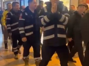 Kapalıçarşı Esnafı Çinli Arama Kurtarma Ekibini Alkışlarla Karşıladı