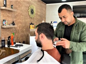 Büyük Depremlerin Ardından Antalyalı Berberden Takdir Toplayan Davranış